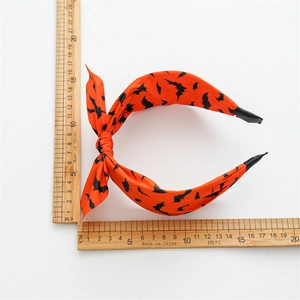 Détail du serre-tête d'Halloween orange avec chauves-souris noires et échelle de mesure précise