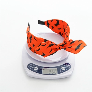 Détail d'un bandeau d'Halloween orange avec imprimé chauve-souris sur une balance de poids
