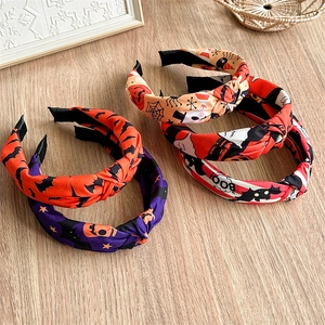 Quatre serre-têtes noués d'Halloween avec motifs citrouilles et chauves-souris sur bois