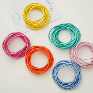 Vista dettagliata di elastici per capelli colorati e senza cuciture su sfondo bianco