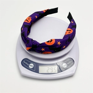 Détail d'un serre-tête violet d'Halloween pesant 29,5g sur une balance numérique