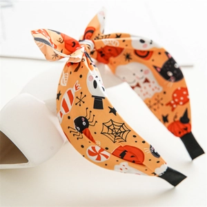 Détail d'un serre-tête d'Halloween à nœud avec motifs fantômes et embouts de protection