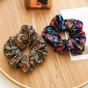 Vue détaillée de chouchous d'Halloween avec motifs citrouilles et crânes sur bois