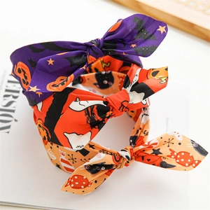 Détail de serre-têtes d'Halloween avec motifs imprimés de citrouilles, chauves-souris et fantômes