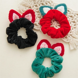 Lot de trois chouchous en velours avec oreilles de chat en noir, rouge et vert foncé