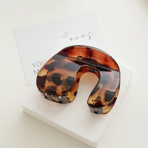 Detailed view of large tortoiseshell shark clip with u-shaped leopard resin design
