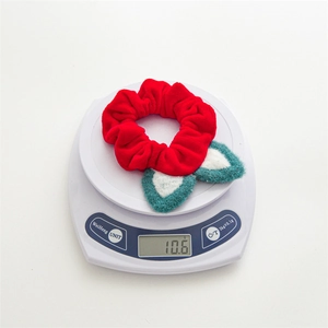 Chouchou en velours rouge avec oreilles de chat pesant seulement 10,6g sur balance