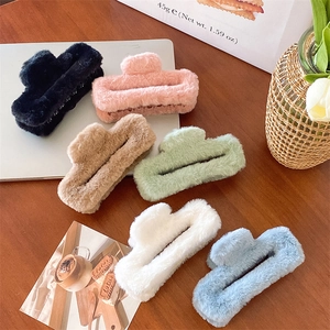 Eleganti mollette per capelli da 14 cm in pelliccia sintetica in sei colori per l'inverno