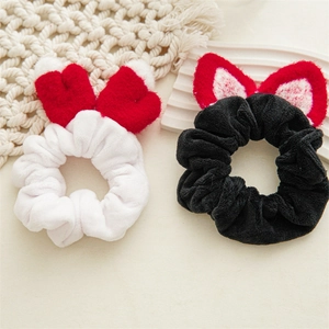 Détail de chouchous oreilles de chat en peluche blanc et noir avec une texture douce