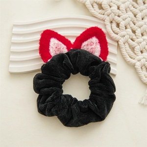 Gros plan sur chouchou en peluche noire avec détails d'oreilles de chat rouge et blanc