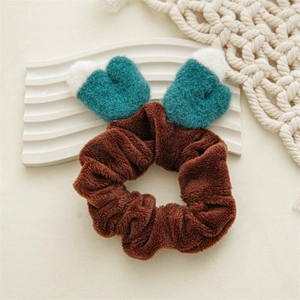 Détail du chouchou marron en peluche avec décoration de gant mignon et texture douce