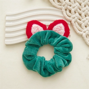 Détail d'un chouchou en velours pelucheux avec des oreilles de chat en vert foncé