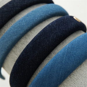 Gros plan détaillé de serre-têtes en denim texturé aux nuances de bleu et tissages variés