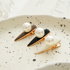 Three-piece set of elegant gold metal hair clips with large imitation pearls in neutral colors