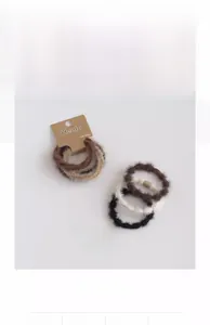 Détail des chouchous élastiques en peluche dans les tons marron et blanc