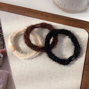 Trois chouchous en peluche beige marron et noir avec boucles en résine élégantes