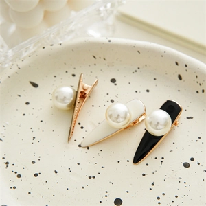 Detailed set of three elegant hair clips with pearls and gold metal finish