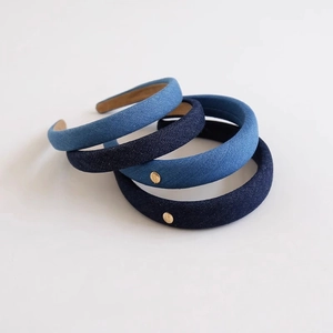 Serre-tête Rembourré en Denim Bleu Simple pour Femmes Design Haut Bandeau en Tissu à la Mode Avec Étiquette en Métal Doré Fait à la Main