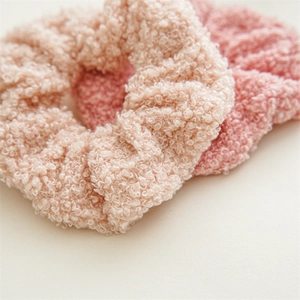 Μαλακά λαστιχάκια μαλλιών teddy fleece σε κρεμ και ροζ χρώμα με φουντωτή υφή