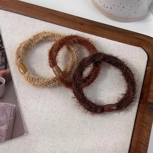 Lot de 3 chouchous en peluche aux tons marrons chauds avec perles décoratives rondes
