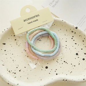 Détail d'élastiques à cheveux haute élasticité aux couleurs Morandi et texture spirale