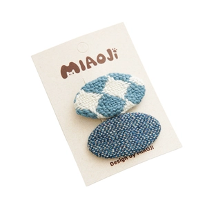 Lot de deux jolies barrettes ovales en tricot avec motifs à carreaux bleus et blancs