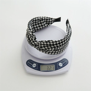 Elegant houndstooth knotted headband weighing 32.1g for women with a vintage British style