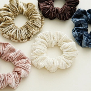 Lot de cinq chouchous en velours à texture plissée dans des couleurs assorties