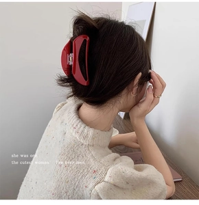 Grande pince à cheveux rouge foncé en acétate pour coiffures élégantes de femme