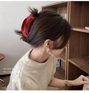 Grande pince à cheveux rouge en acétate pour femme avec étiquette dorée élégante