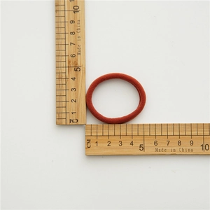 Dettaglio dell'elastico per capelli senza cuciture da 5cm misurato con righelli in legno
