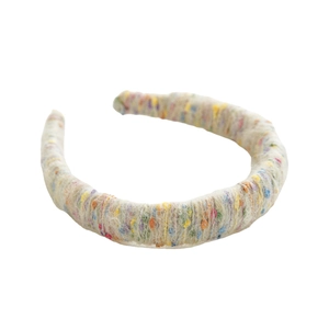 Serre-tête en maille beige avec détails en fils multicolores pour la coiffure