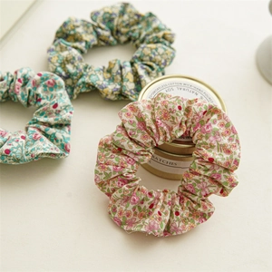 Lot de trois chouchous à fleurs en coton aux motifs rose pastel, cyan et jaune
