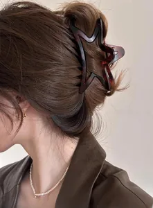 Pince à cheveux en forme d'étoile avec motif écaille pour une coiffure élégante