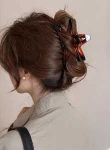 Pince à cheveux étoile en acétate écaille de tortue pour un chignon élégant