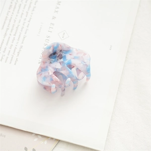 Detail der 5,5cm Haarklammer aus Acetat mit rosa-blauem Marmor-Resin-Muster