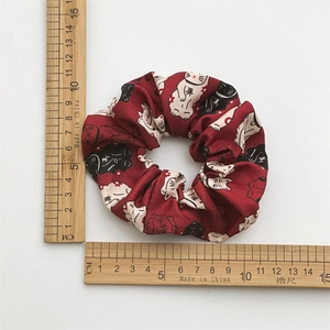 Chouchou rouge minimaliste avec motif japonais Maneki-neko sur un bandeau de 10cm