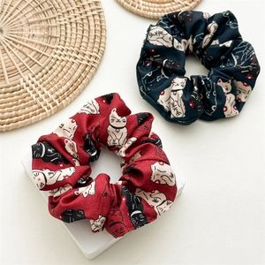 Détails des chouchous en tissu imprimé Maneki-neko japonais en rouge et marine