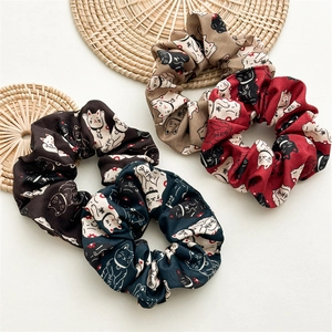 Gros plan de chouchous en tissu avec imprimés chat porte-bonheur et motifs japonais