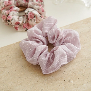 Set di elastici per capelli in tessuto floreale e a quadri lavanda per acconciature eleganti