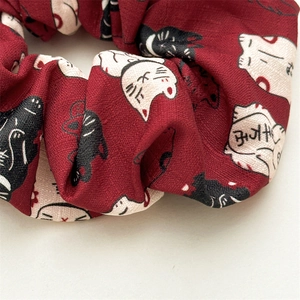 Chouchou minimaliste en tissu rouge avec motifs de chat porte-bonheur japonais Maneki Neko