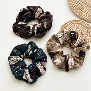 Lot de trois chouchous en tissu avec motifs de chat porte-bonheur en noir, vert et brun