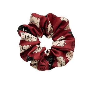 Chouchou en tissu rouge minimaliste avec motif de chat porte-bonheur japonais Maneki Neko