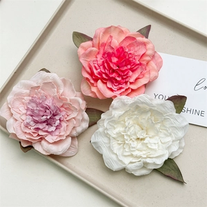 Elegante Pfingstrosen-Haarspangen in Rosa und Weiß mit realistischen Seidenblüten