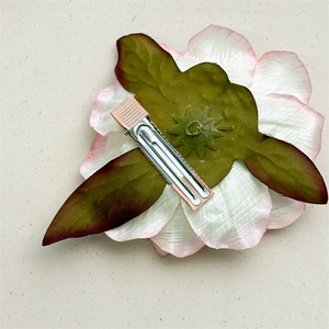 Eleganter Pfingstrosen-Haarclip mit Farbverlauf und Metall-Entenschnabel-Clip Rückseite