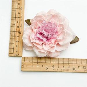 Draufsicht einer 10cm rosa Pfingstrose Haarklammer mit geschichteten Blüten und Maßeinheit