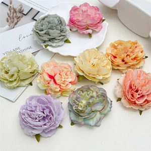 Dettaglio di teste di fiori di peonia in seta multicolore con petali a strati e sepali