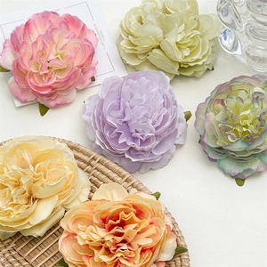 Dettaglio di fermagli per capelli a forma di peonies in seta in colori pastello