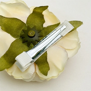 Elegante fermaglio per capelli a forma di peonia crema con foglie verdi e clip a coccodrillo argento