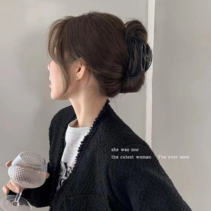 Eleganter französischer Haarklammer-Clip in Schwarz aus Acetat für Damen im minimalistischen Stil